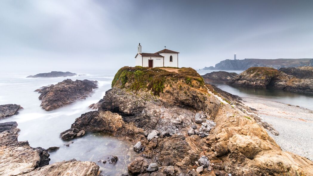 自然之美，悬崖海景4K高清壁纸，岩石与房子相映生辉，3840x2160分辨率免费下载