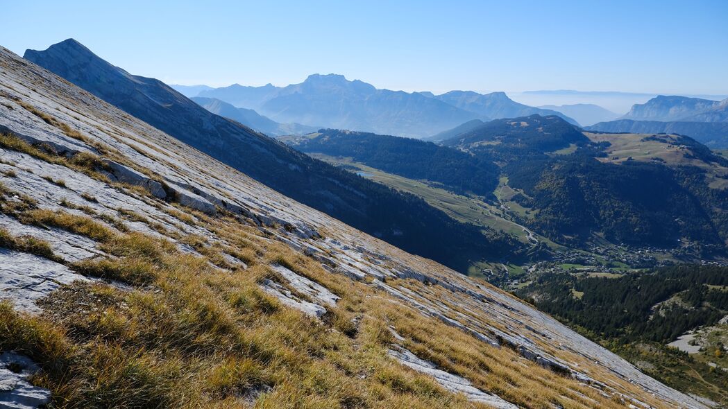 4K超清壁纸，山脉斜坡映雾霾，远眺地平线美景，高清3840x2160风景图片下载