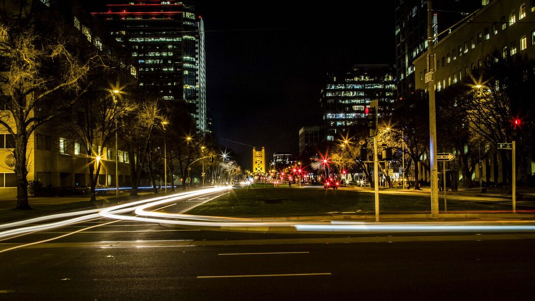 城市夜色长曝光，街道光影4K壁纸，3840x2160超清风景图片，深色调，高清下载