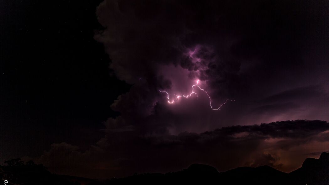 雷暴闪电紫光深色炫彩，4K高清壁纸，3840x2160超清下载
