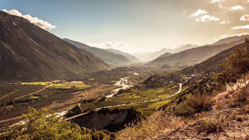 自然美景尽收眼底，高清4K鸟瞰山脉河流风景壁纸，3840x2160分辨率畅享下载