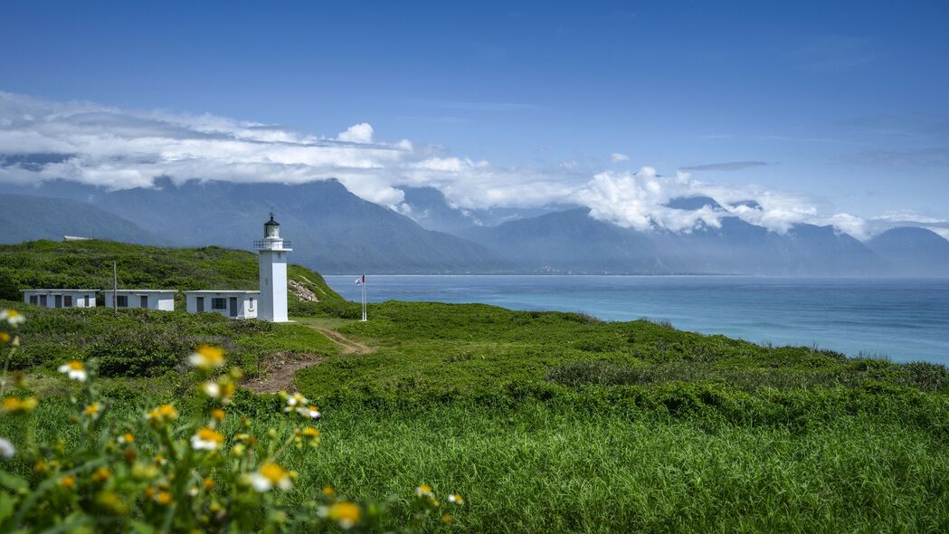灯塔照耀海山美景，4K高清风景壁纸3840x2160免费下载