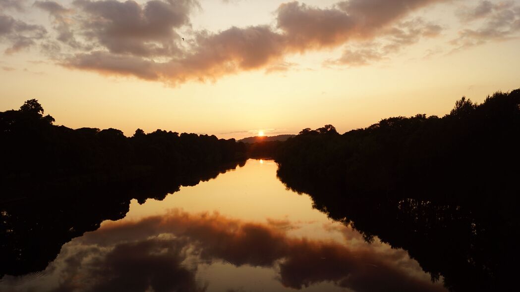 太阳余晖映湖泊，树木倒影显深色，绝美4K壁纸3840x2160高清下载