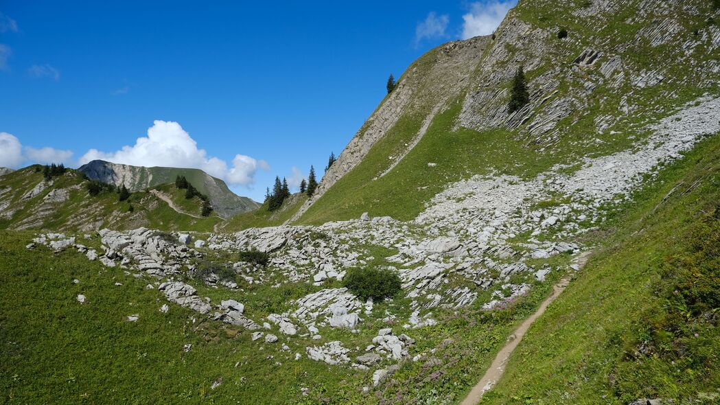 山丘树木自然美景，高清4K云景壁纸，3840x2160分辨率，免费下载
