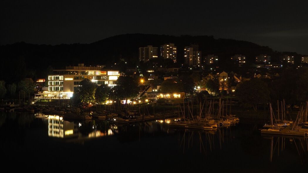 建筑夜景，光影水波，深色反射，超清4K壁纸3840x2160免费下载