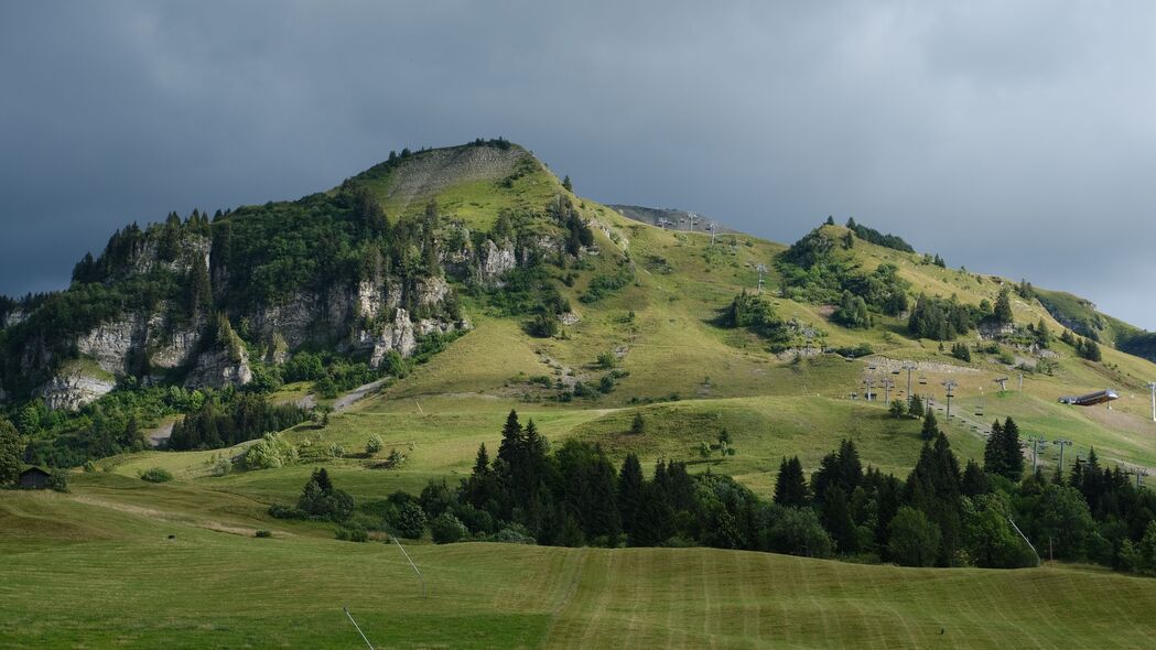 丘陵树木山谷美景，4K高清自然风景壁纸，3840x2160分辨率，一键下载！