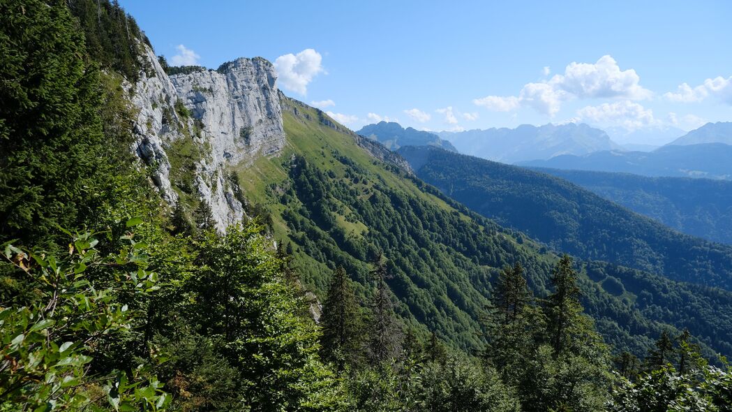 绝美山脉树木4K超清壁纸，3840x2160高清风景图片，免费下载！