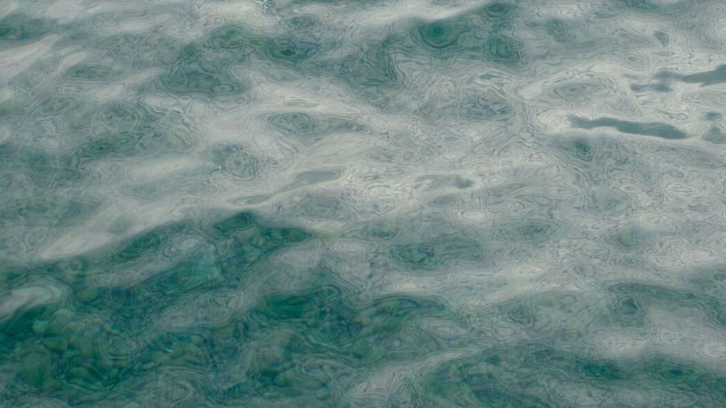 4K超高清海水波浪鹅卵石壁纸，3840x2160分辨率美景下载