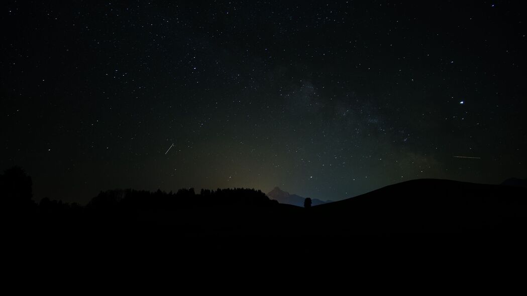 暗夜星辉，山丘映天，深色4K超清壁纸，3840x2160高清下载