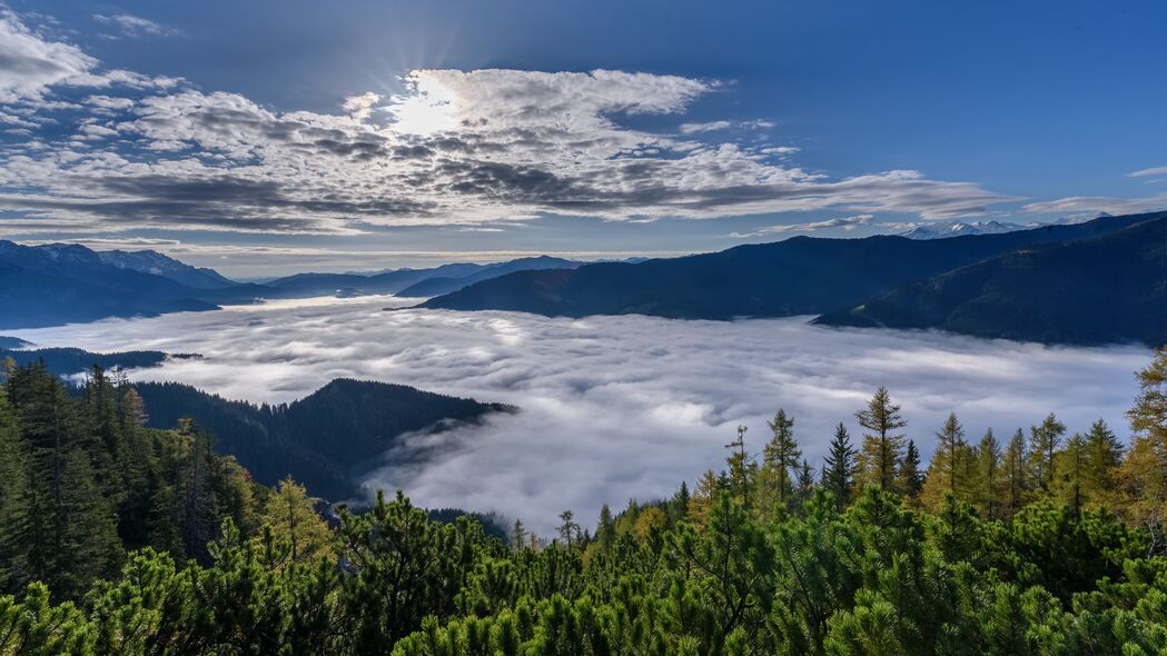 绝美森林山脉云景，鸟瞰视角，4K超清壁纸，3840x2160高清大图免费下载