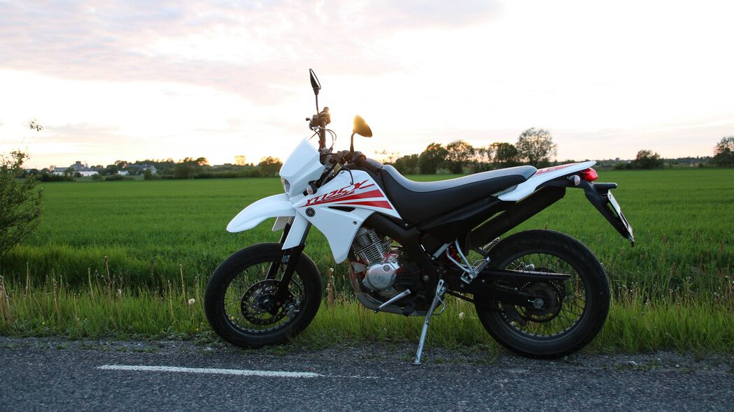 亚马哈摩托车与自行车驰骋田野道路，4K高清壁纸，3840x2160分辨率，畅享清新自然风光