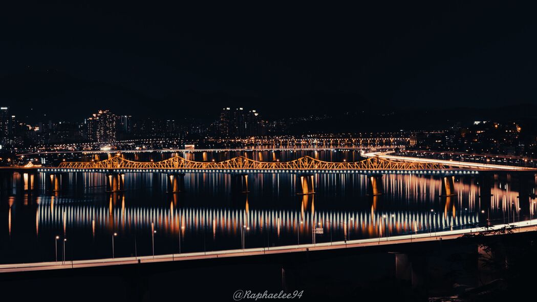 桥梁夜影，水波反射深色调，4K超清壁纸3840x2160下载
