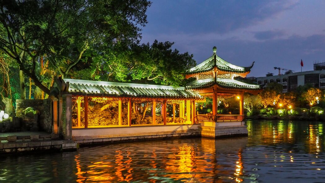 4K高清壁纸，黄昏宝塔映湖景，背光树木添诗意，3840x2160极致画质