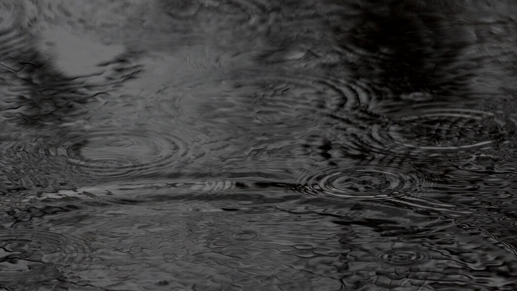水波荡漾黑白画卷，高清4K雨滴圆圈壁纸，3840x2160分辨率畅享下载