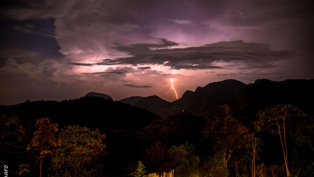 雷暴闪电山脉美景，深色4K高清壁纸，3840x2160超清下载