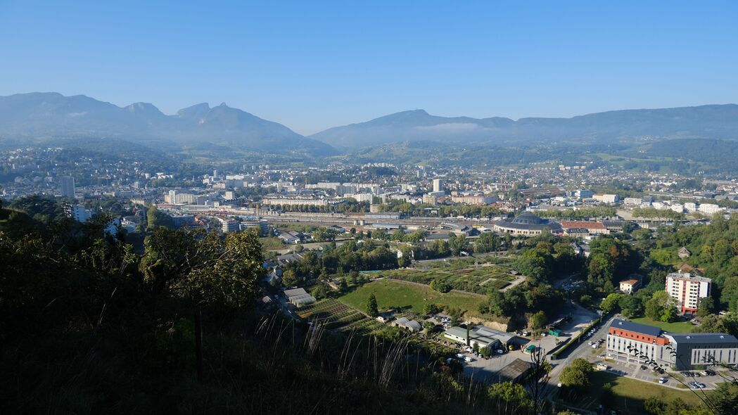 城市鸟瞰，建筑山脉树木美景，4K高清壁纸，3840x2160超高清下载