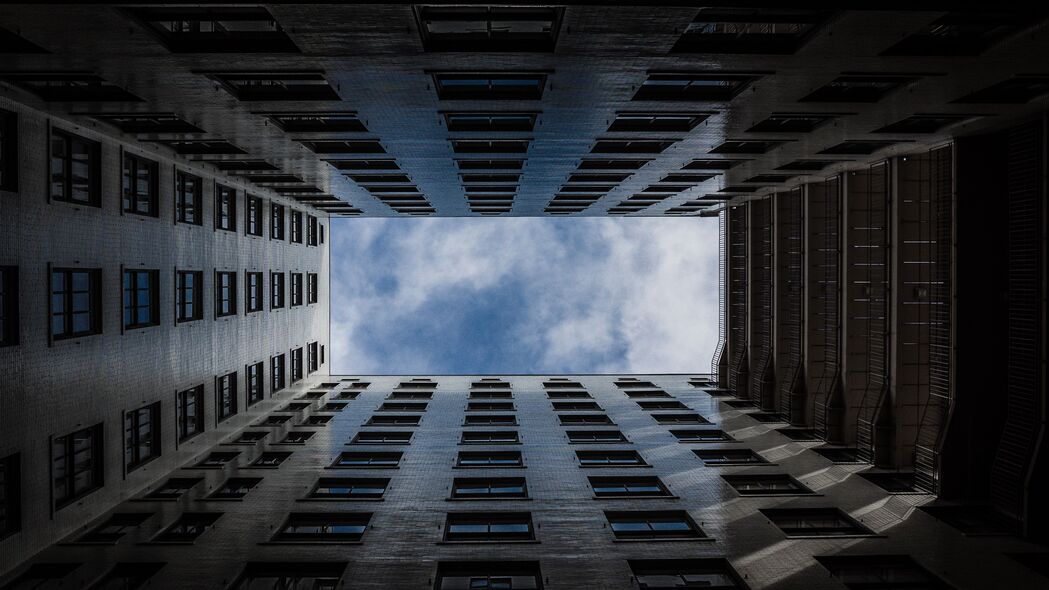建筑之窗，仰望蓝天云卷，4K超清壁纸，3840x2160高清下载