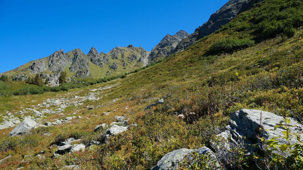 山脉之韵，山前绿意盎然草地，绝美自然风景，高清4K壁纸下载（3840x2160）