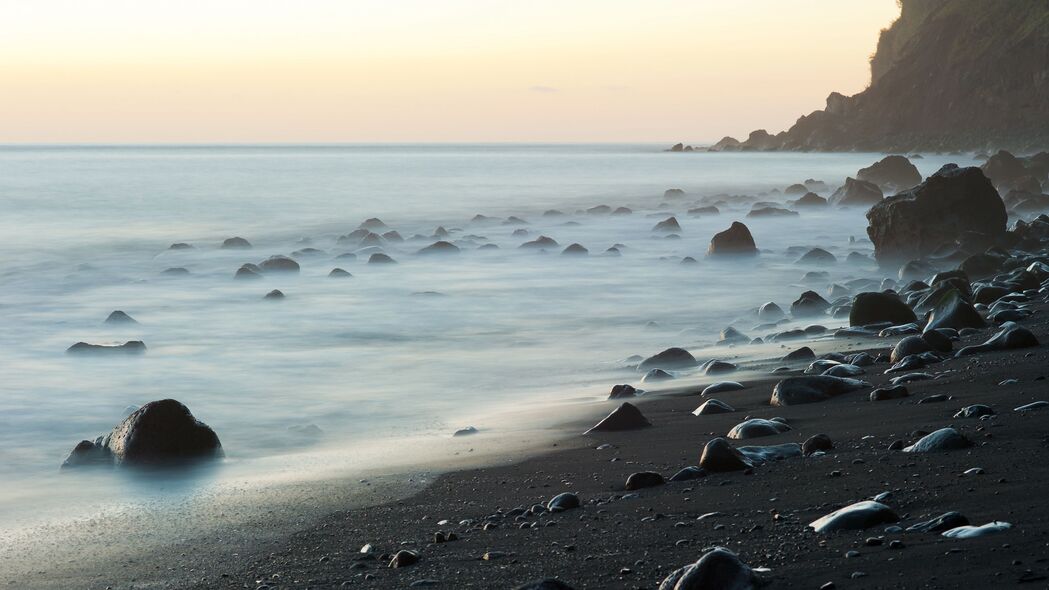 海岸黄昏美景，岩石与大海交融，4K高清壁纸，3840x2160下载