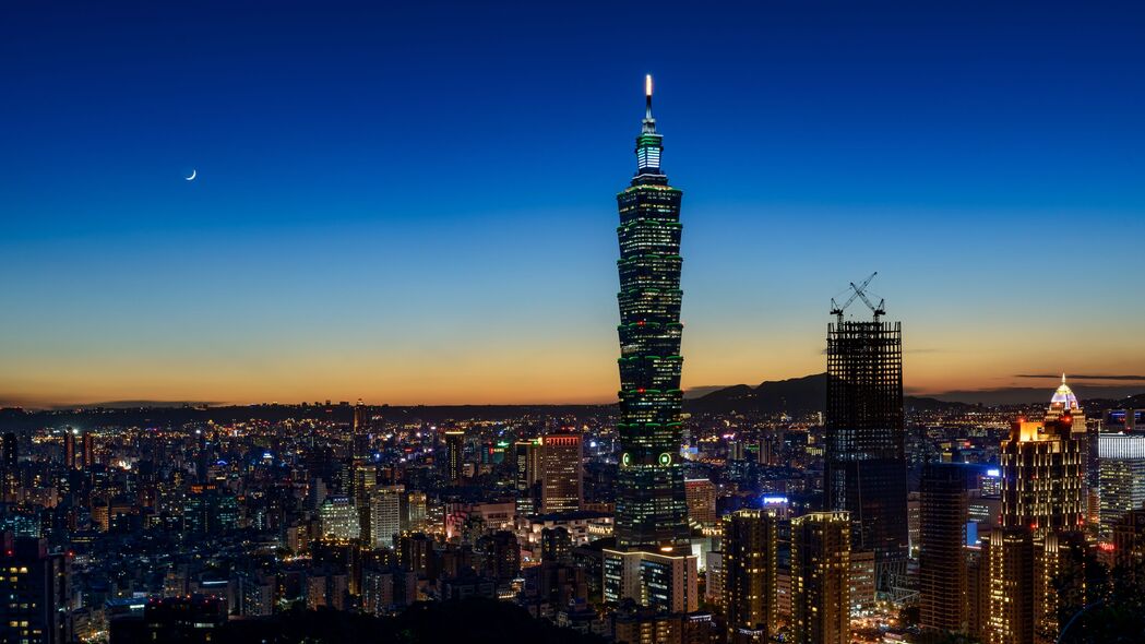 城市摩天大楼鸟瞰，黄昏深色调4K超清壁纸，3840x2160高清下载