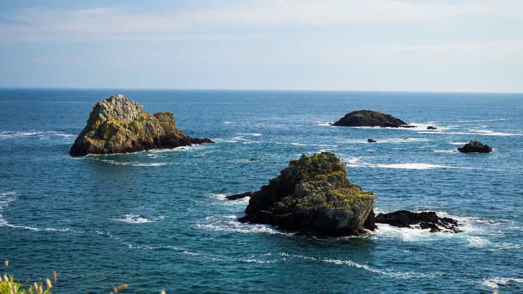 海水荡漾岩石间，绝美自然风景4K壁纸，高清3840x2160，免费下载
