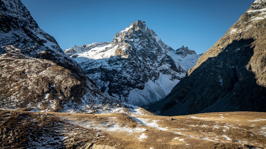 绝美山脉峰巅雪景，4K超清自然风景壁纸，3840x2160高清下载