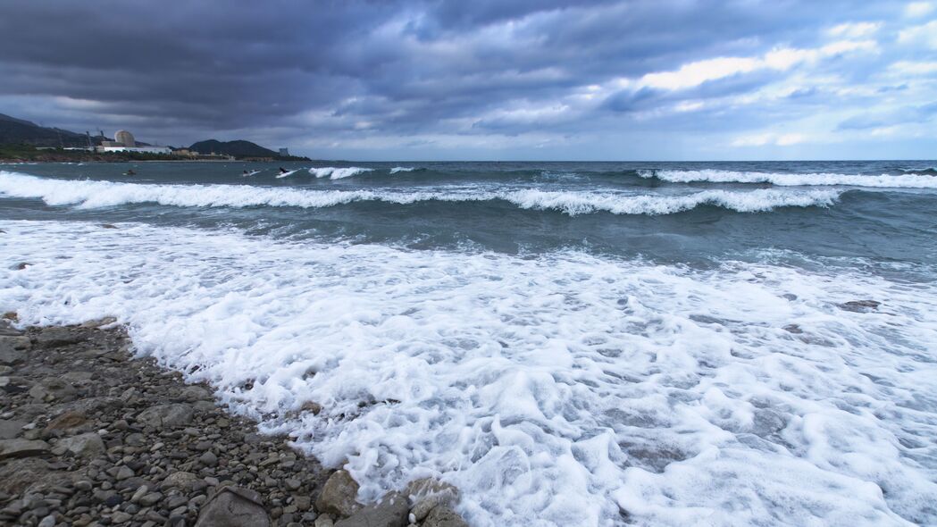 绝美海岸风光，海浪轻拂地平线，冲浪者驰骋大海，4K高清壁纸（3840x2160）下载