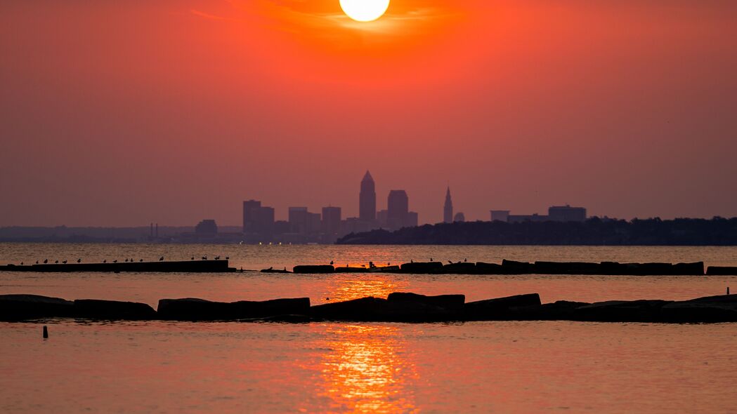 太阳剪影映建筑物，水边日落美景，超高清4K壁纸3840x2160下载