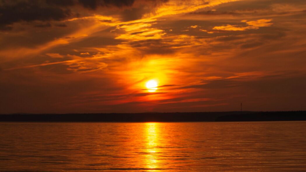深邃海水映夕阳，4K高清壁纸，3840x2160极致体验，下载即享！