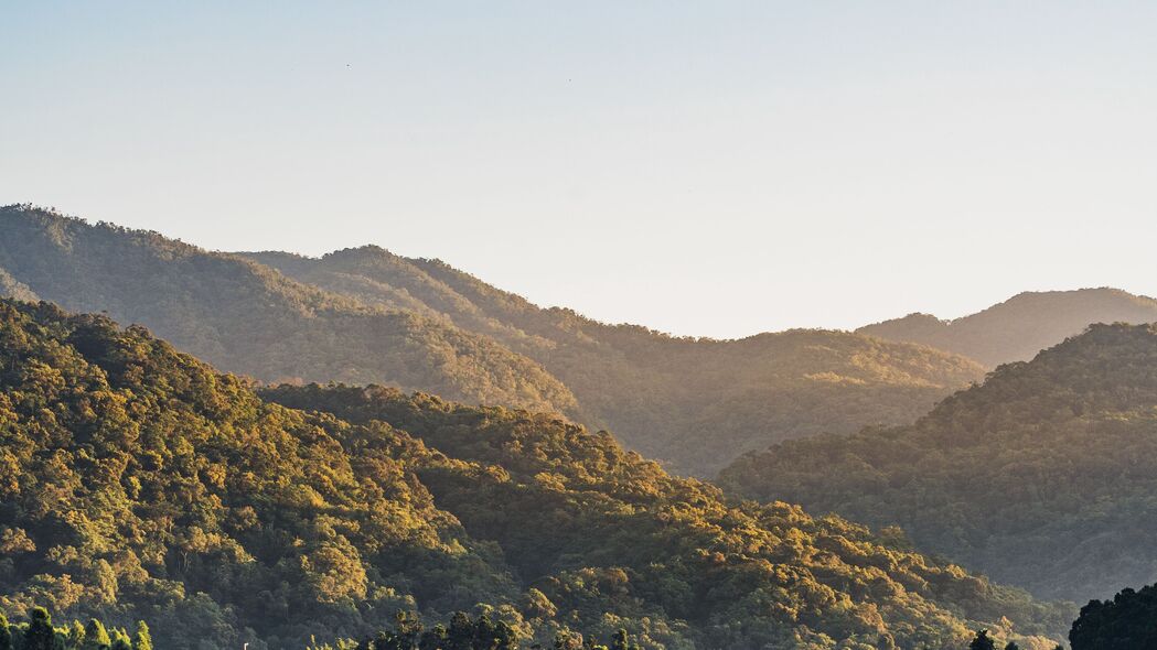 绝美山丘湖泊倒影，高清4K风景壁纸，3840x2160超清下载