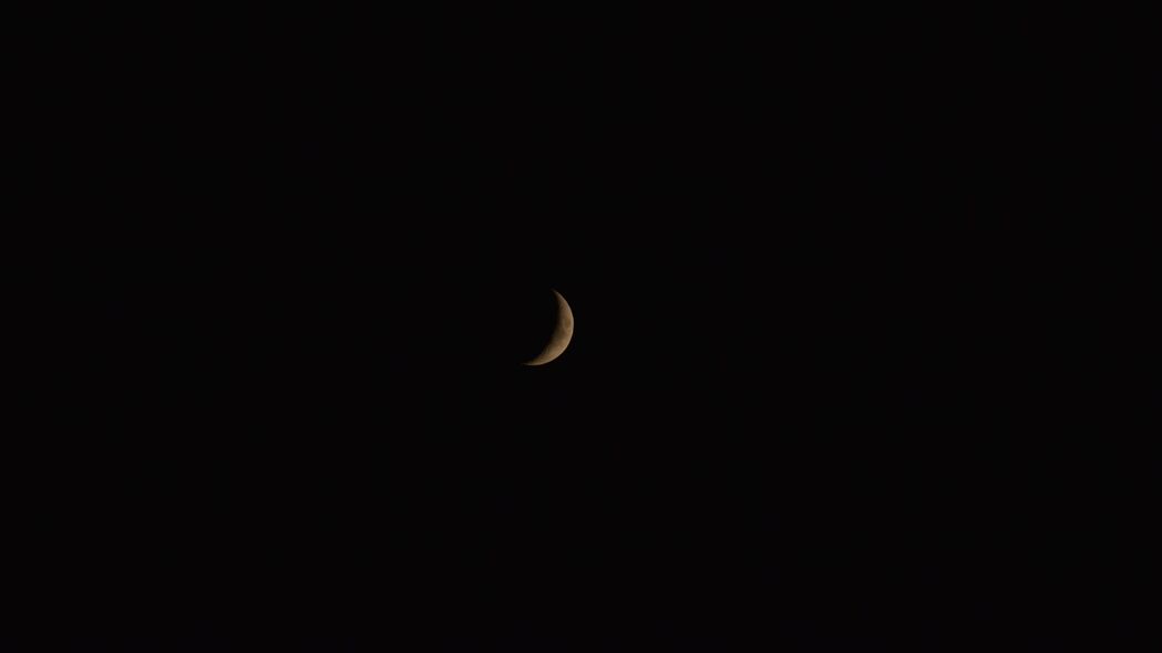 夜晚黑暗天空，月亮闪耀4K壁纸，高清3840x2160背景图片免费下载