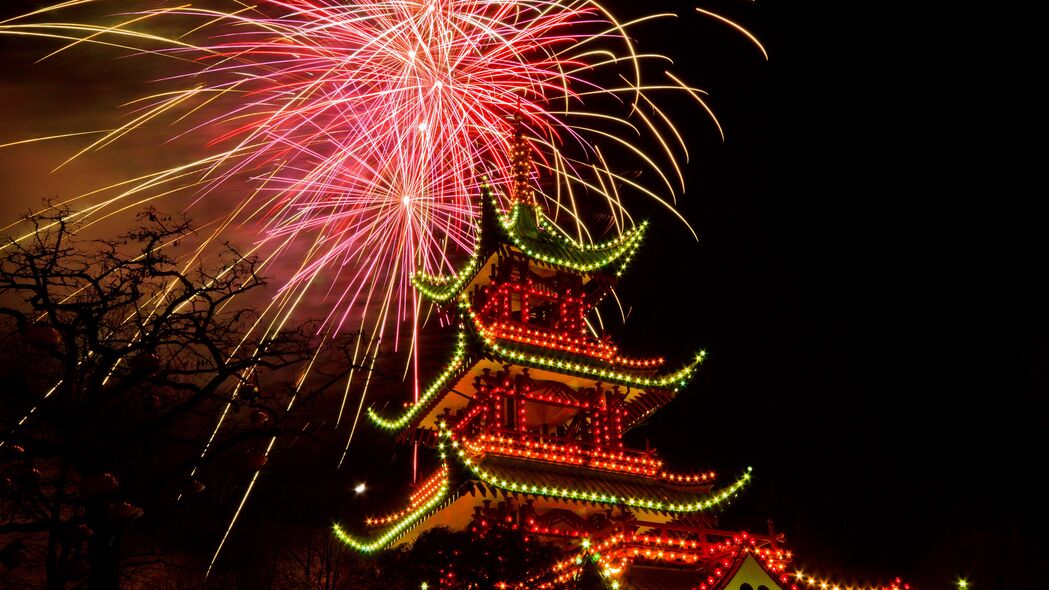 宝塔寺庙建筑夜景，烟花庆典背光之美，深色4K高清壁纸（3840x2160）