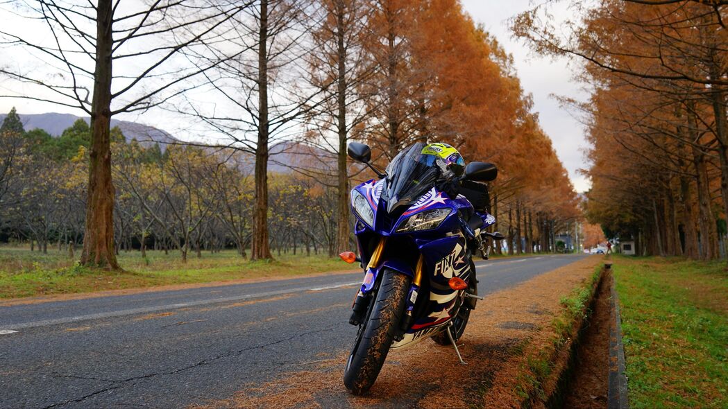摩托车与自行车驰骋蓝色道路，4K超清壁纸，3840x2160高清下载