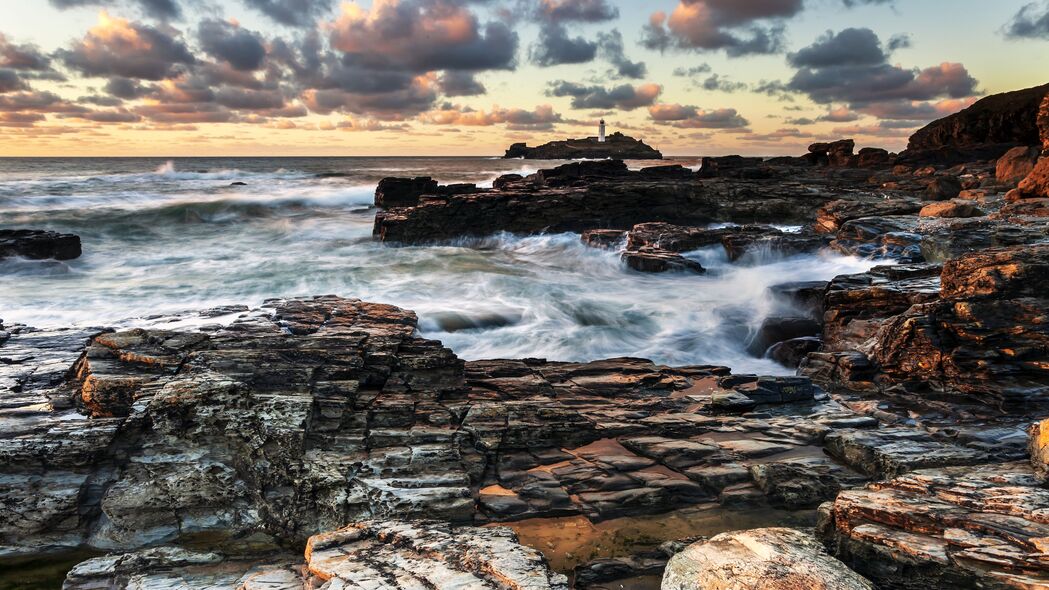 海岸黄昏美景，岩石与海洋交融，4K高清壁纸（3840x2160）免费下载