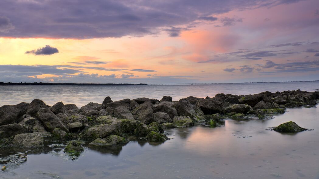 绝美黄昏海景，地平线石头风情，4K超清壁纸，3840x2160高清下载