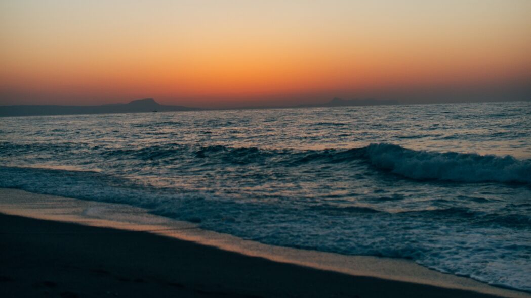 海岸黄昏美景，海水映夕阳，4K高清壁纸3840x2160免费下载