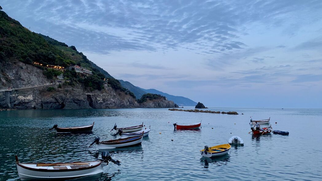 海船穿梭岩石岛屿间绝美风景，4K高清壁纸3840x2160免费下载