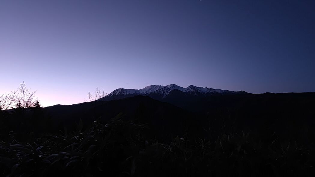 山脉浮雕黄昏美景，深色自然风景4K高清壁纸，3840x2160分辨率下载