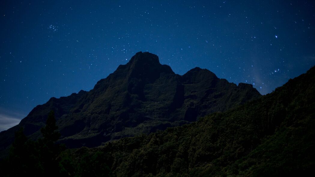 山峦星夜浮雕，树木点缀深色风景，4K高清壁纸下载（3840x2160）