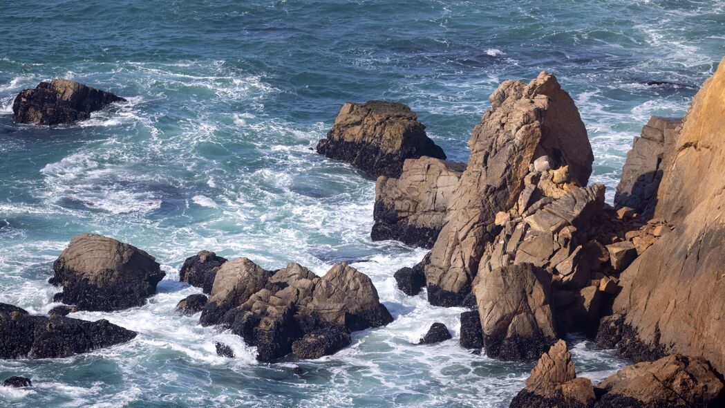 海浪拍岸，岩石傲立，海岸美景——4K高清壁纸下载（3840x2160）
