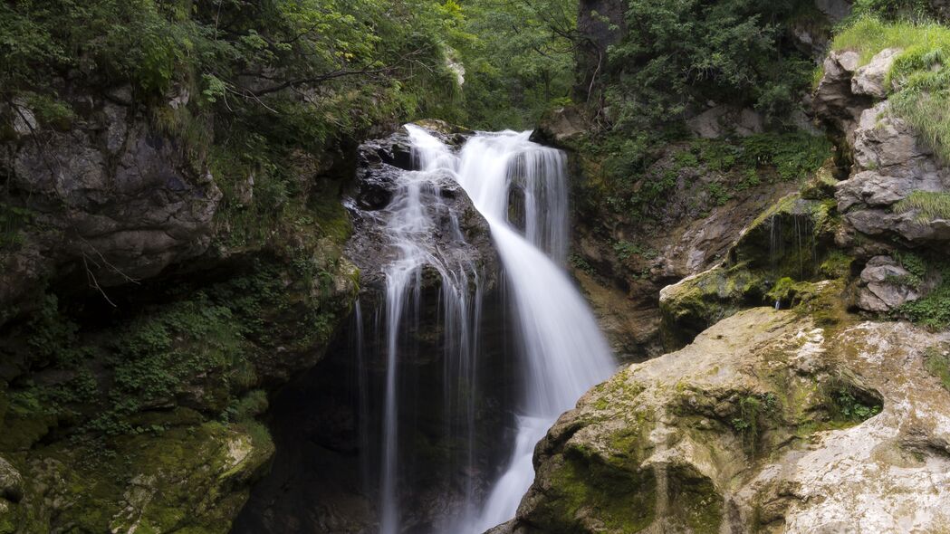 自然之美，瀑布水景树木岩石4K高清壁纸，3840x2160超清下载