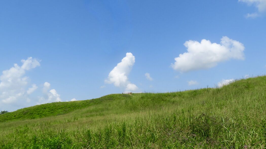 山丘草云绝美风光，4K超清壁纸下载，3840x2160高清呈现自然之美