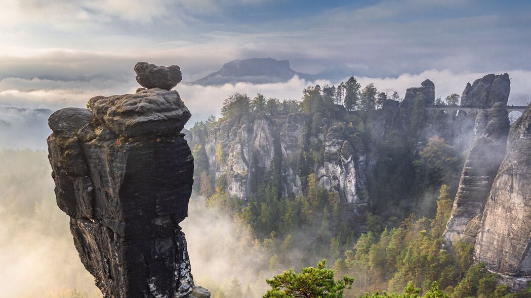 岩石树木森林雾景鸟瞰，高清4K自然壁纸，3840x2160超清下载