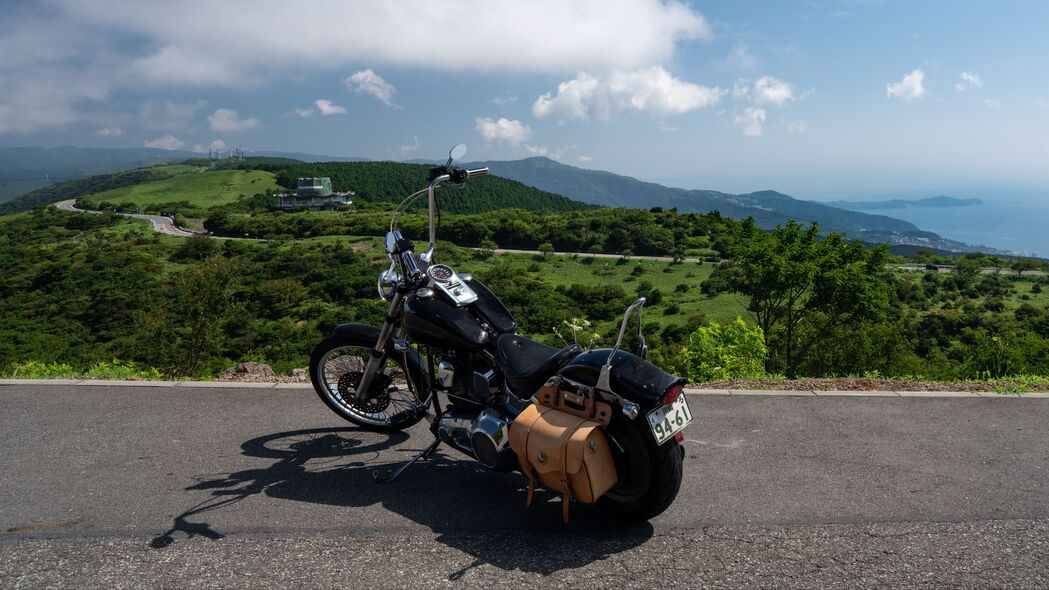摩托车与自行车驰骋，黑色道路与壮丽山脉，4K超清壁纸，3840x2160高清下载