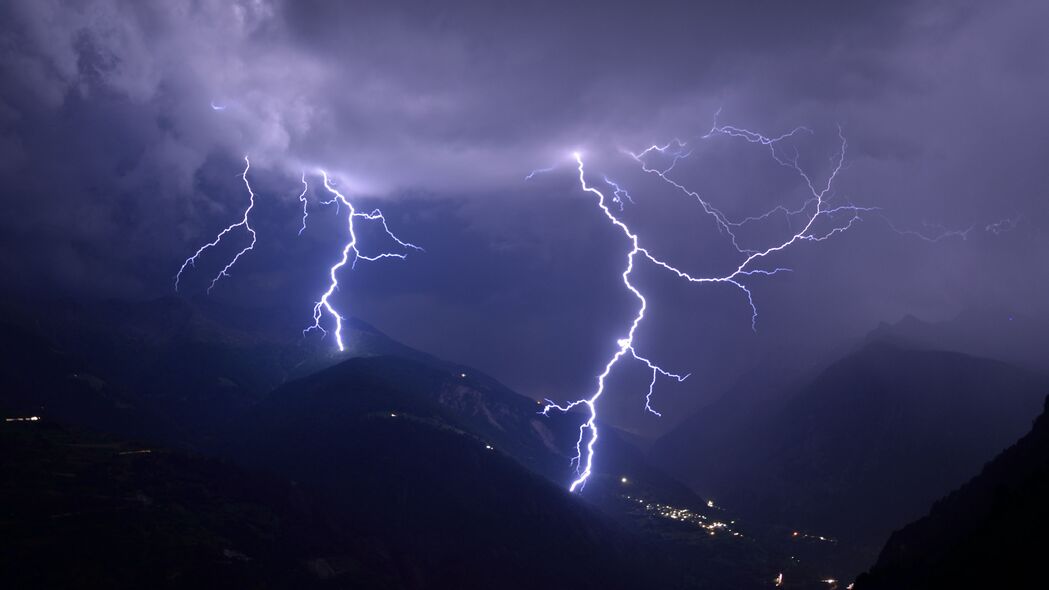 雷暴闪电炫光云图，深色4K超高清壁纸，3840x2160分辨率，免费下载