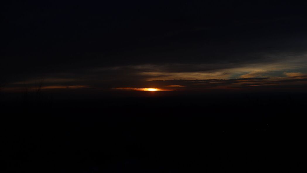 【绝美视界】太阳落山，云层辉映，黄昏暮色中品味深色魅力——3840x2160超清4K壁纸，一键下载高清背景图片！