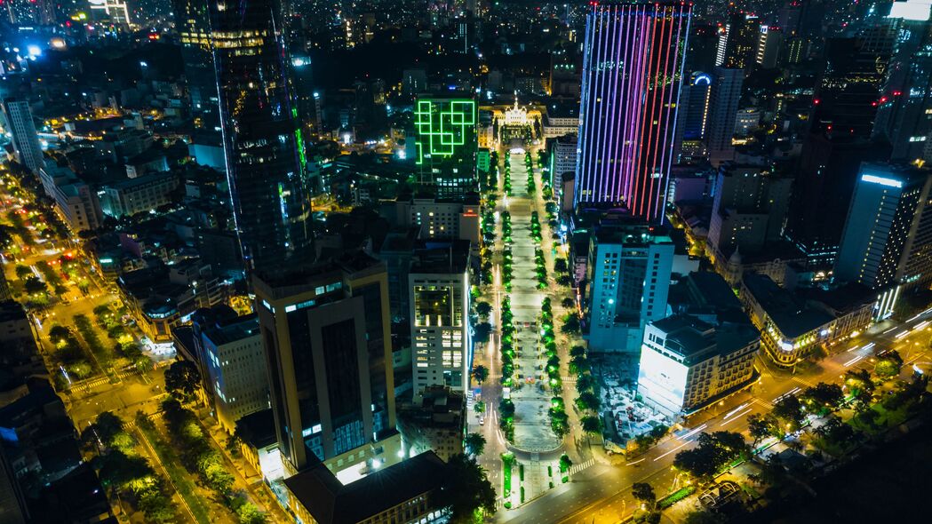 城市夜景鸟瞰，建筑道路灯光璀璨，4K高清壁纸免费下载（3840x2160）