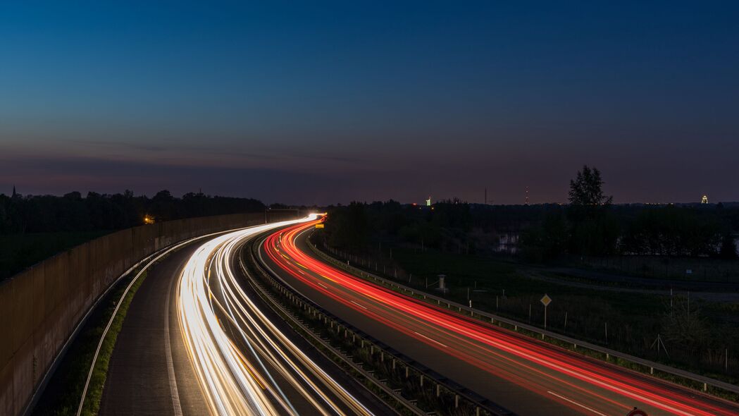 夜晚转弯之路，深色调4K长曝光光线壁纸，高清3840x2160背景图片下载