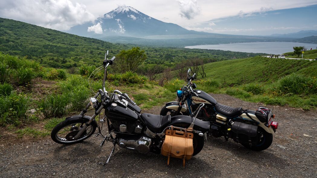 摩托车与自行车，富士山地4K高清壁纸，3840x2160超清分辨率，炫酷黑色主题，免费下载！