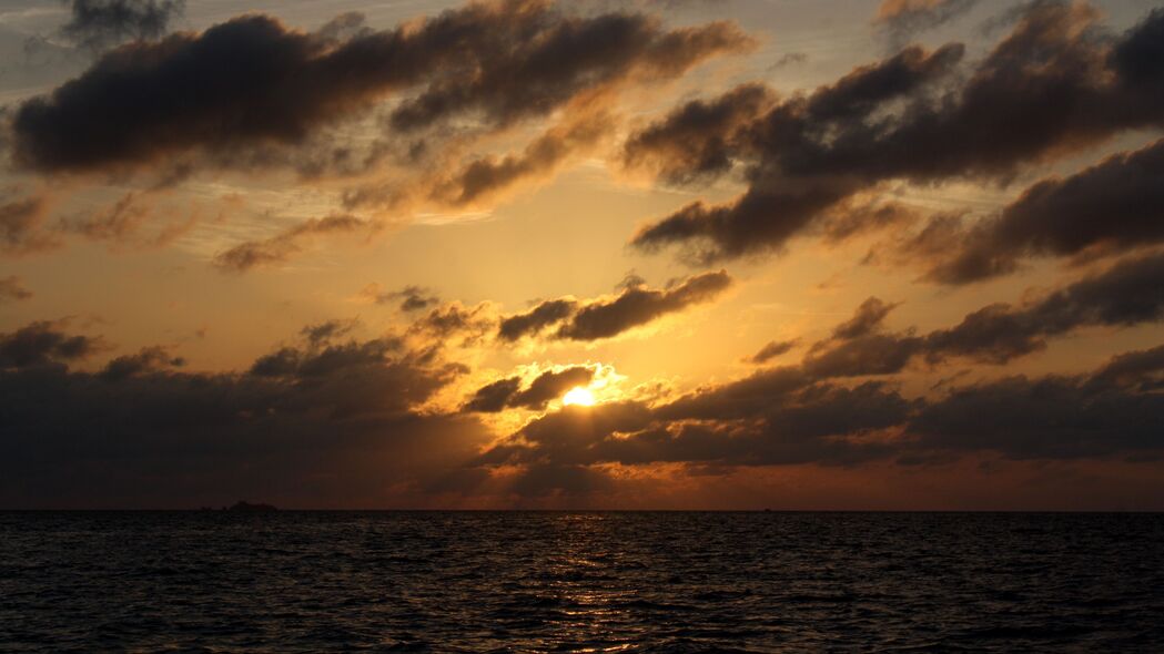 海水波光粼粼，太阳日落余晖，深色4K壁纸，超清3840x2160风景图片下载